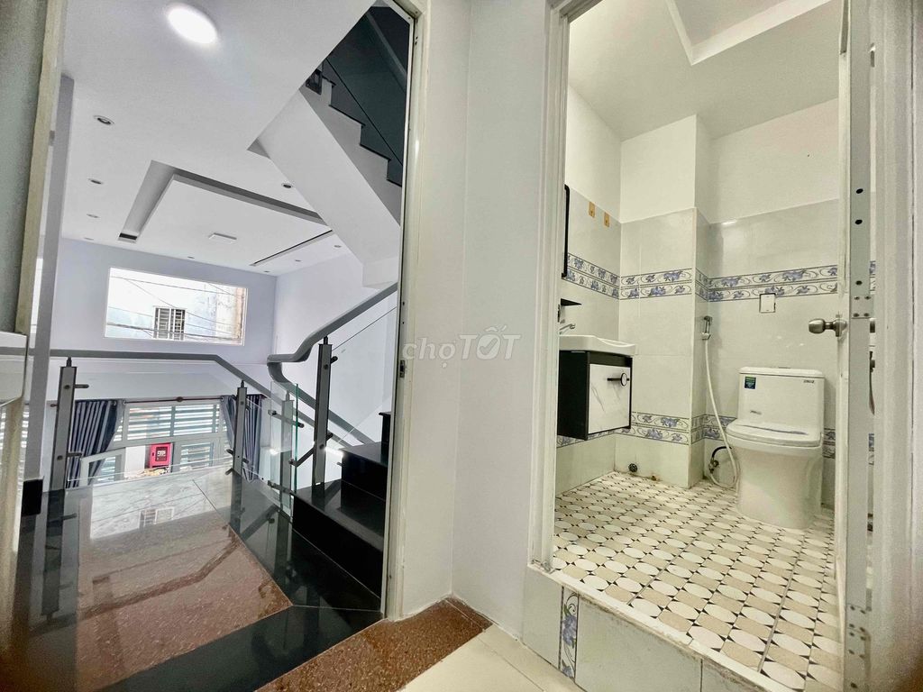 Cho thuê nhà MT Nguyễn Trọng Tuyển, P.15, Phú Nhuận. 5 tầng chỉ 21tr