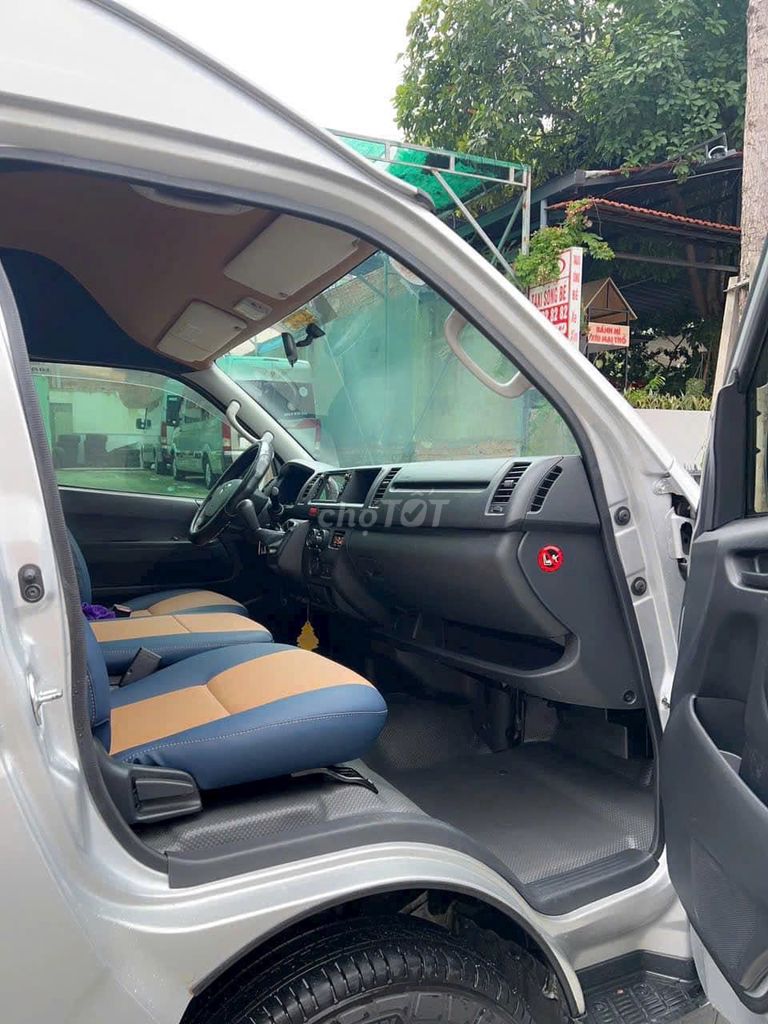 Toyota Hiace 16 chỗ 2017 xám bạc số sàn đẹp. Mua bán Ô tô tại Quận Gò Vấp Tp Hồ Chí Minh được đăng bởi Quang hình 9