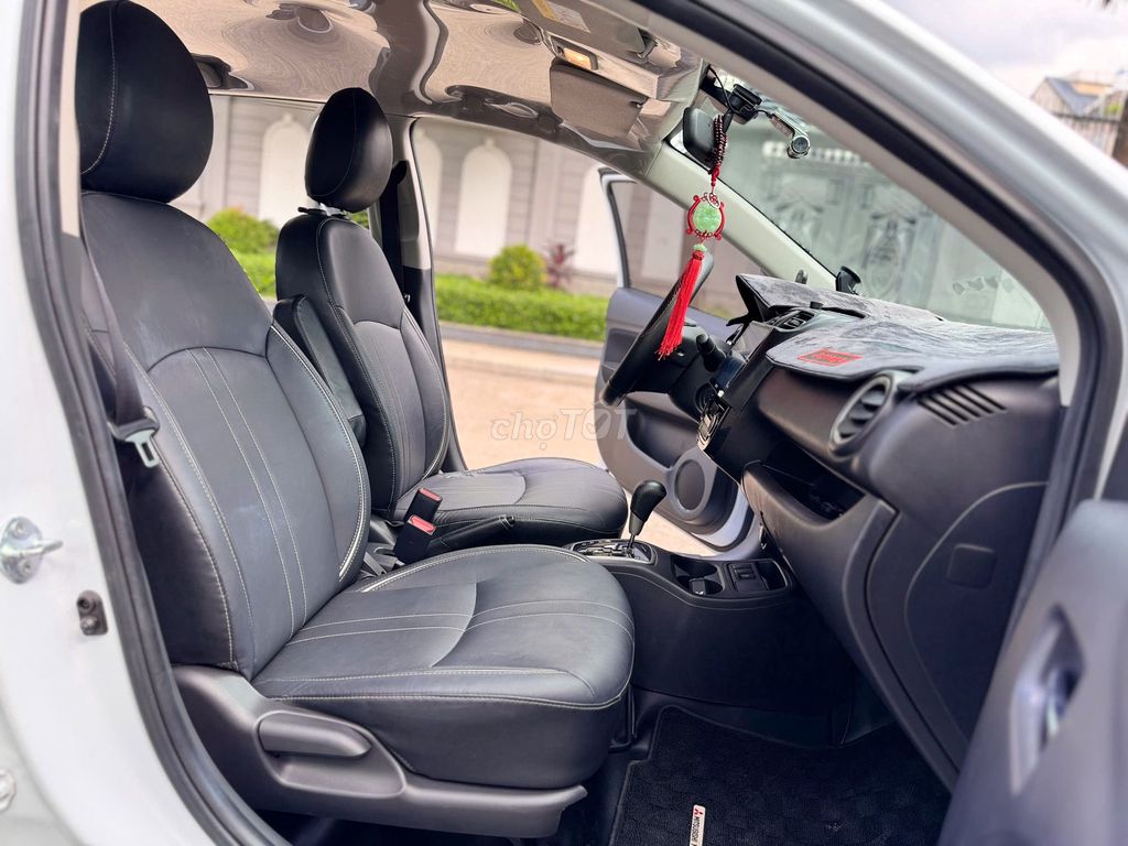 Белый Mitsubishi Mirage, 5 мест, бензин