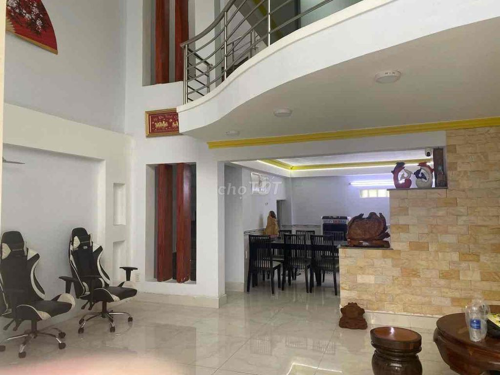 nhà rộng 6 mét ,4 PN , 3 Tolet , phong Xông Hơi