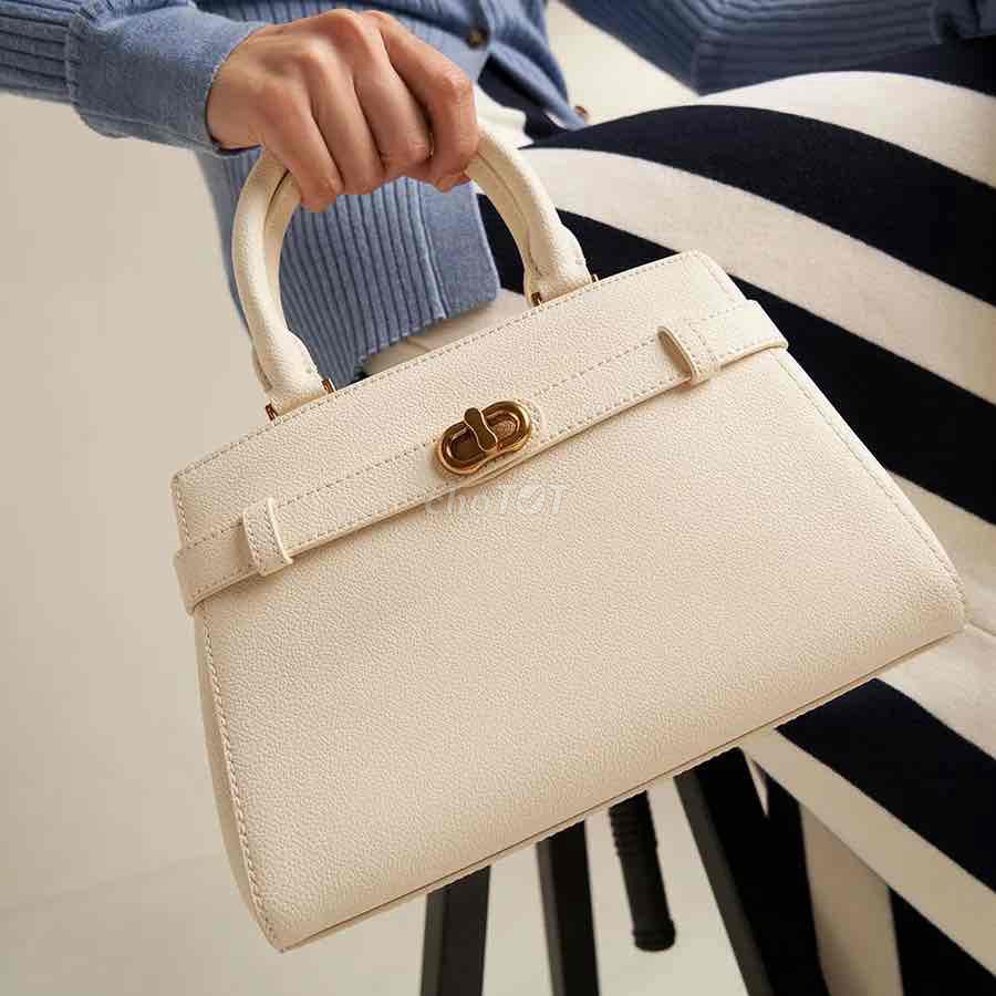 Túi xách Charles & Keith da nữ trắng. Mua bán Túi xách tại Quận 5 Tp Hồ Chí Minh được đăng bởi Wendy  hình 1
