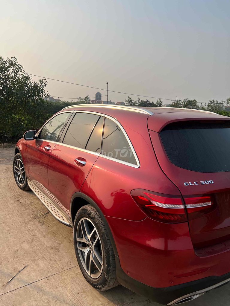 Mercedes-Benz GLC 300 4Matic 2017 Đỏ. Mua bán Ô tô tại Quận Tây Hồ Hà Nội được đăng bởi Lưu Phương Namm hình 3