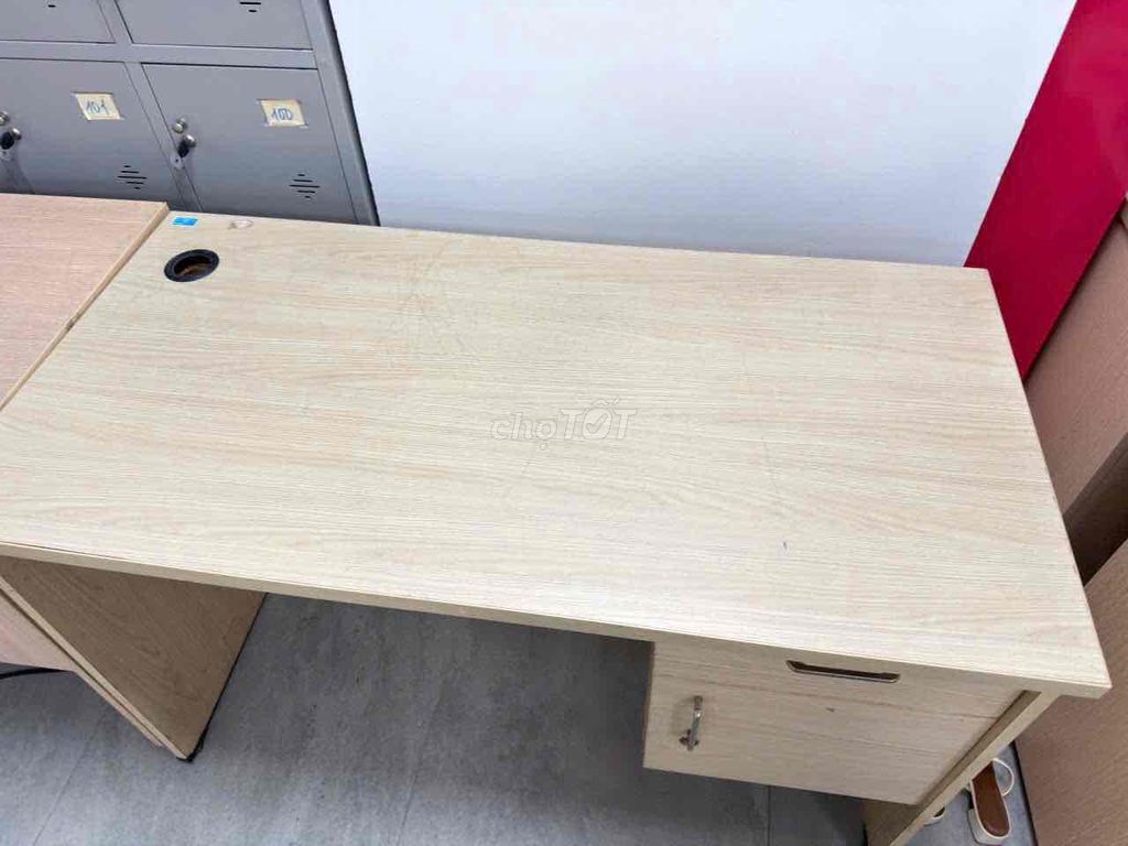 Bàn làm việc gỗ công nghiệp Vàng nhạt Hộc tủ. Mua bán Đồ dùng văn phòng tại Quận Bắc Từ Liêm Hà Nội được đăng bởi lê vy hình 1