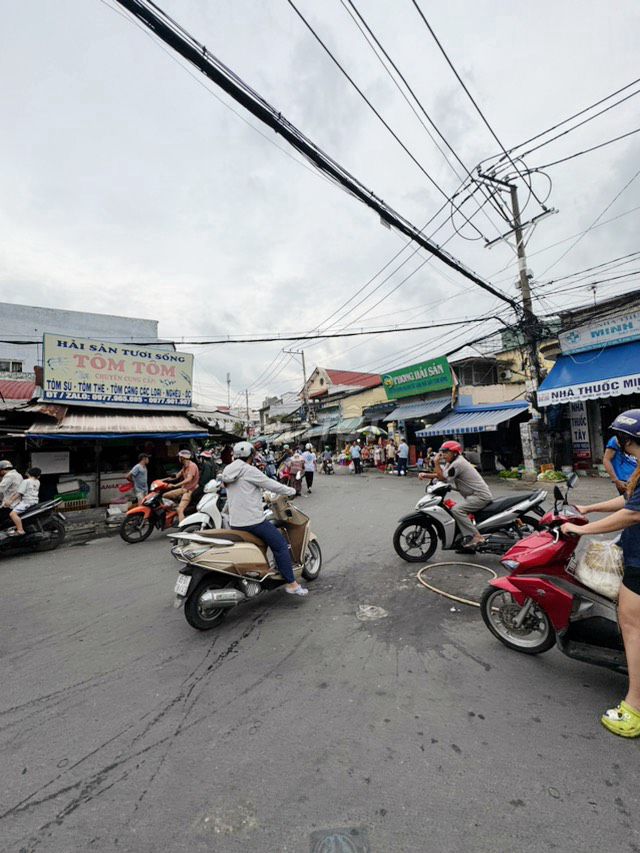 Bán nhà mới xây giữa lòng phố chợ Giãn Dân, giá 690 triệu