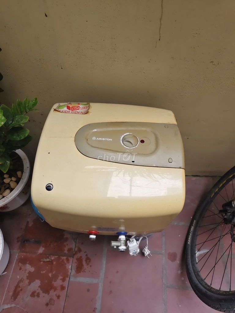 Bình nóng lạnh Ariston 30 lít Vàng kem. Mua bán Thiết bị vệ sinh, nhà tắm tại Quận Cầu Giấy Hà Nội được đăng bởi đức tuấn hình 1