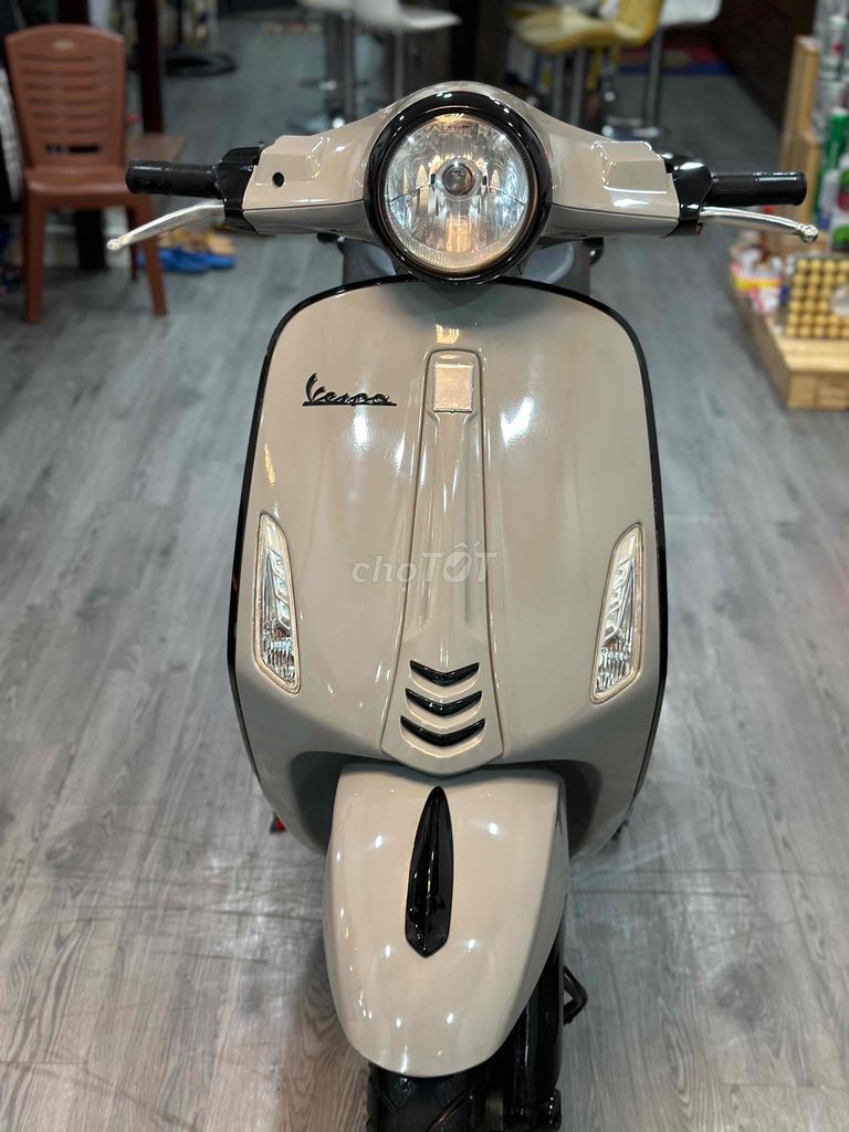 Vespa primavera xám xi măng siêu đẹp có trả góp