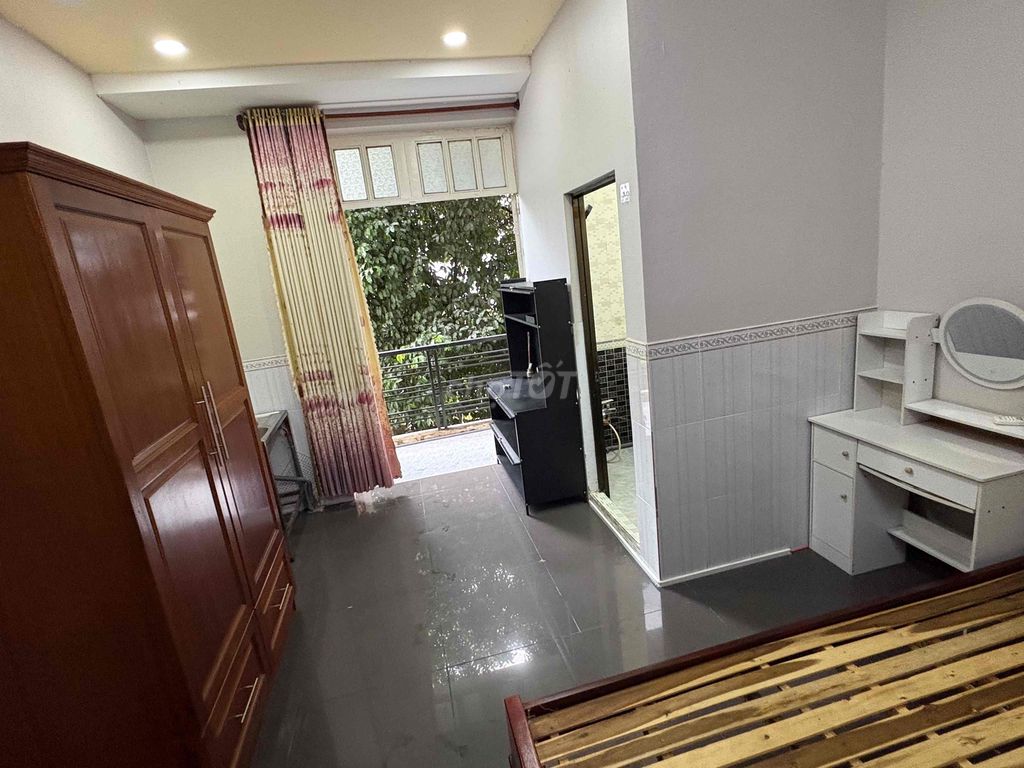Phòng Ban Công Khu Tên Lửa