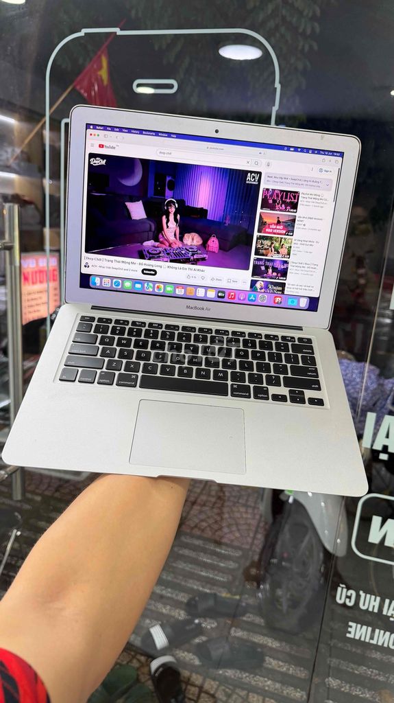 Macbook Air 2015 8GB/256GB Sạc 39 lần. Mua bán Laptop tại Quận Bình Thạnh Tp Hồ Chí Minh được đăng bởi Phan Việt hình 1