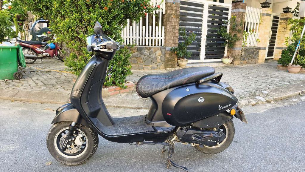 Скутер Vespa 50cc, новый в отличном состоянии, тихий двигатель