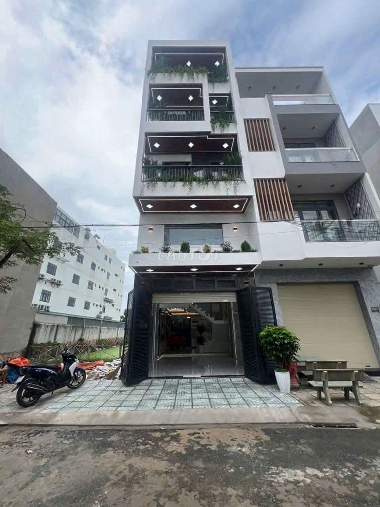 Nhà phố hiện đại ngang 4,5m full nội thất Hẻm 14m khu VIP Lê Thị Riêng