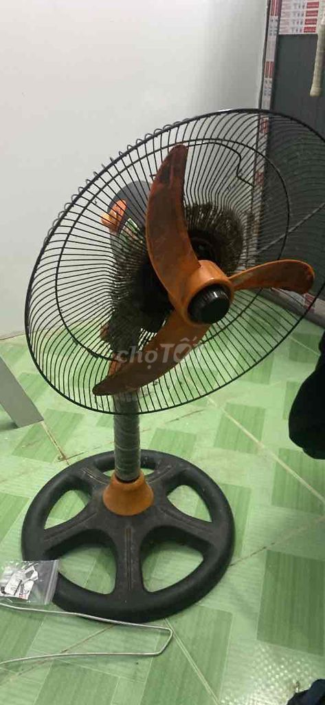 Quạt đứng cũ màu Cam, Đen. Mua bán Quạt tại Quận 10 Tp Hồ Chí Minh được đăng bởi Trần Đạt hình 1