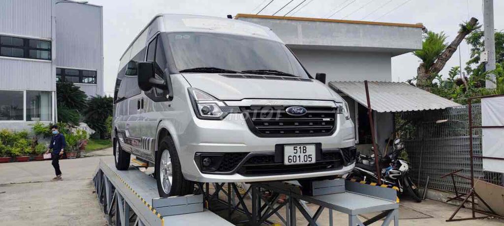 Автомобильный лимузин Ford Transit 2022, 10-местный, серебристый