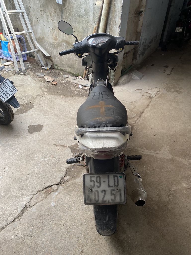 Белый скутер Suzuki