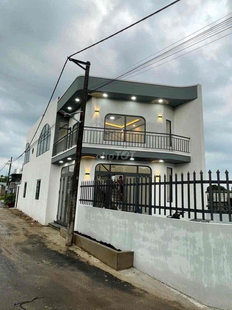 Căn nhà 3PN đẹp rẻ sổ riêng thổ cư 2mt gần KCN Giang Điền