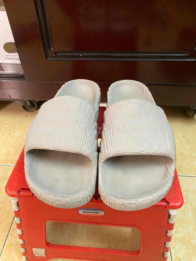 Dép Adidas Unisex Xám size 43. Mua bán Giày dép tại Quận 5 Tp Hồ Chí Minh được đăng bởi Thuần hình 1