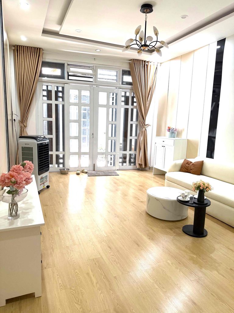 nhà đường Nguyễn Hoàng