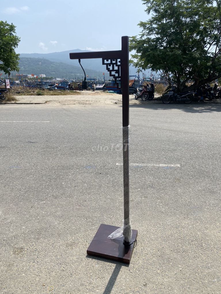Trụ Đèn đứng Gỗ. Mua bán Đèn tại Quận Sơn Trà Đà Nẵng được đăng bởi Thế Giới Đồ Cũ Đà Nẵng hình 1