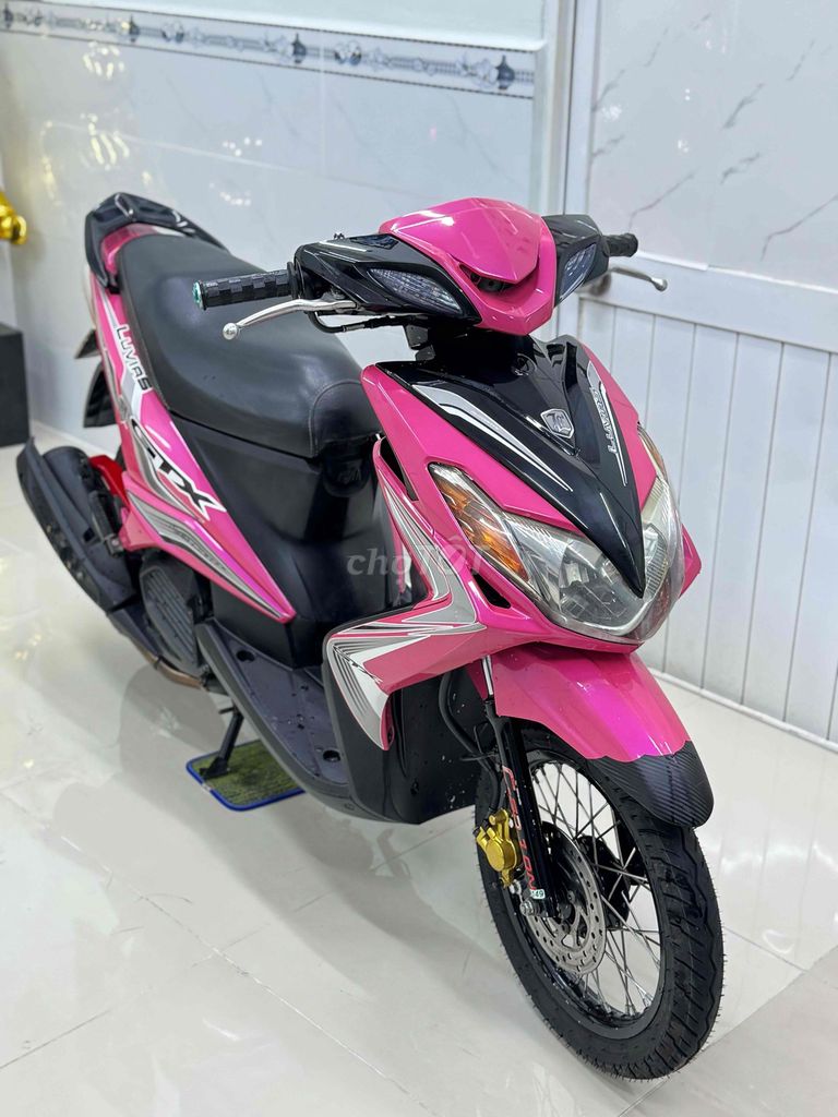 Розовый скутер Yamaha Luvias