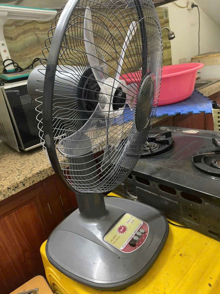 Quạt bàn Việt Nam Xám đã qua sử dụng. Mua bán Quạt tại Quận Hoàng Mai Hà Nội được đăng bởi Phạm Văn Thắng hình 1