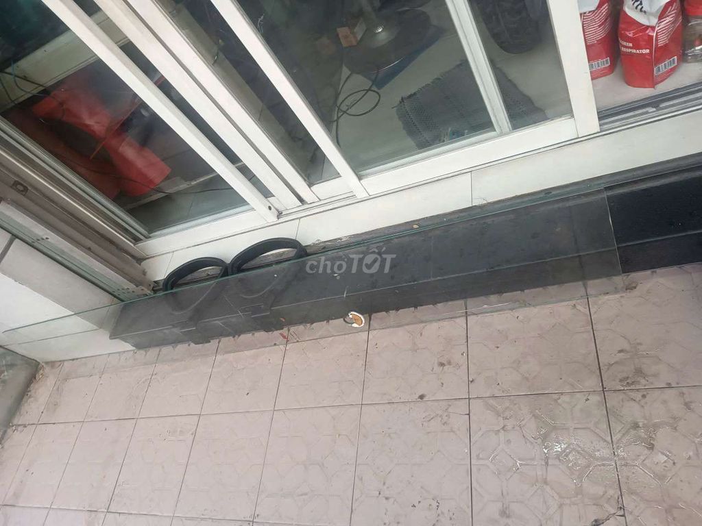 Kệ kính  210x32 cm trong suốt tivi sách, cafe đồ. Mua bán Tủ, kệ gia đình tại Quận Tân Bình Tp Hồ Chí Minh được đăng bởi  37A Hồng lạc phường 10 Quận Tân Bình  hình 1