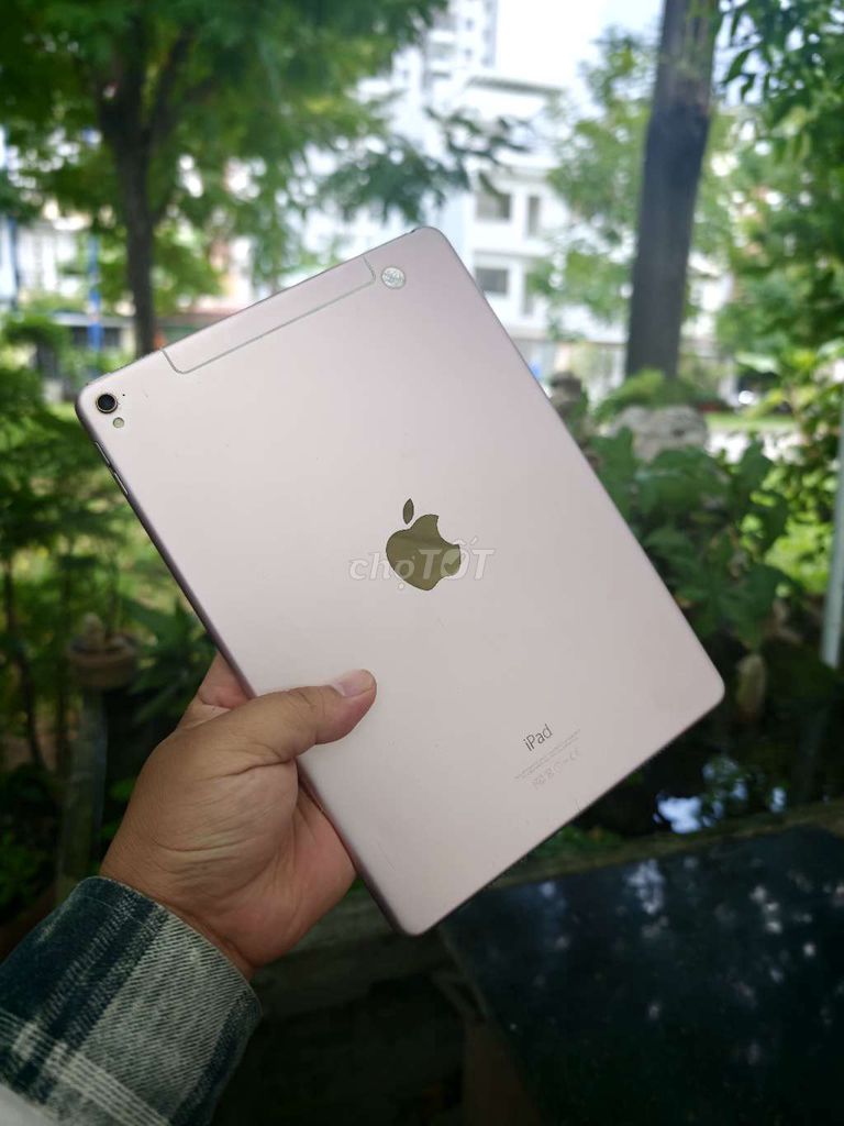 Apple iPad Pro 9.7 32GB Hồng. Mua bán Máy tính bảng tại Huyện Hóc Môn Tp Hồ Chí Minh được đăng bởi đặng văn long hình 1
