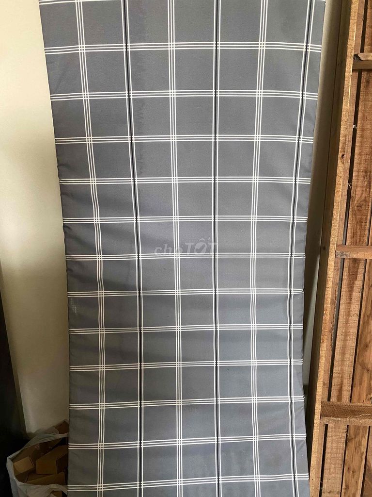 Đệm màu Xám kẻ caro. Mua bán Giường, chăn ga gối nệm tại Quận Cầu Giấy Hà Nội được đăng bởi Công Quang Hoàng hình 1