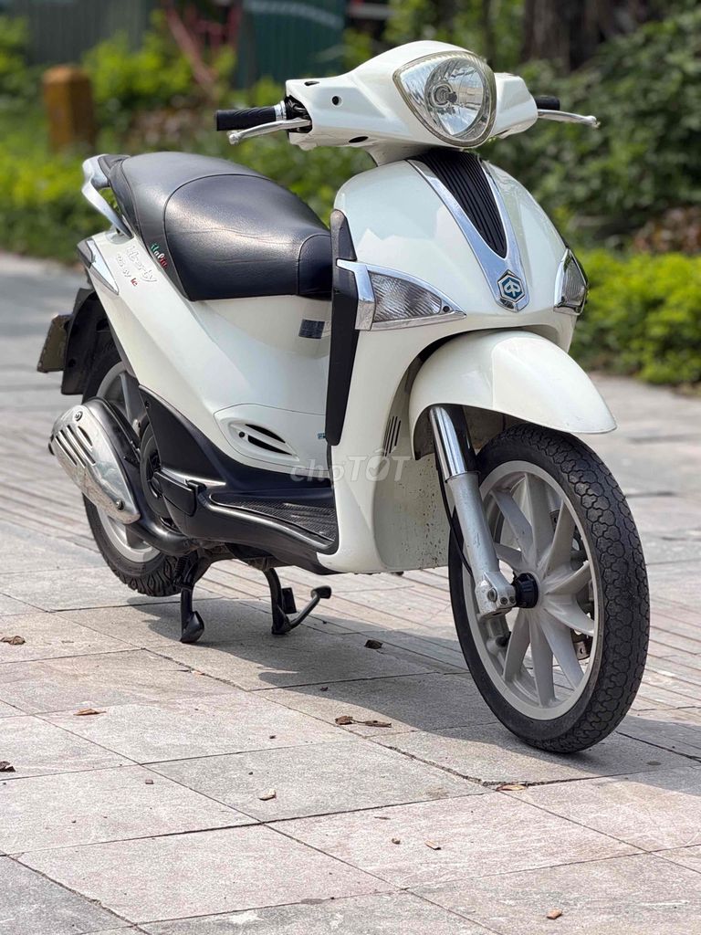 Белый скутер Piaggio Liberty