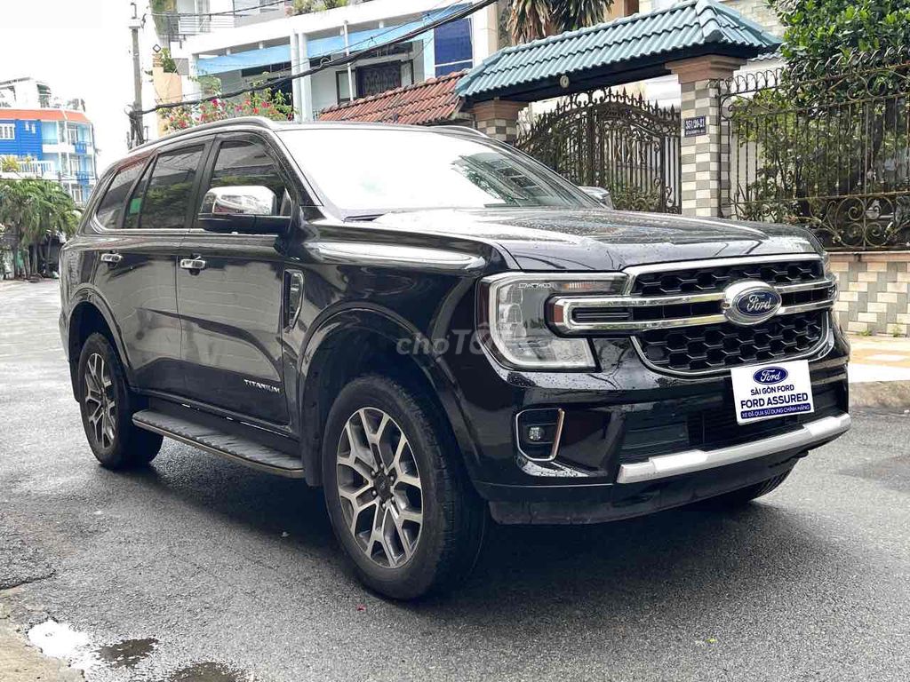 Hãng bán Ford Everest Tita 2022 lướt màu đen có BH