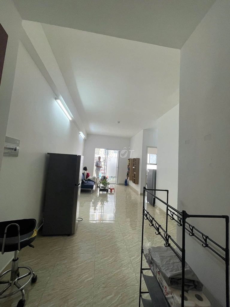 Bán căn hộ Hoàng Quân 60m2 2PN tầng thấp 1.95 tỷ