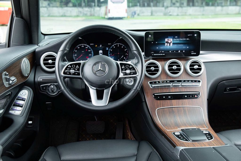 Mercedes GLC200 4Matic 2022 màu trắng 3v8km. Mua bán Ô tô tại Quận Gò Vấp Tp Hồ Chí Minh được đăng bởi Trâm Anh Xe Lướt  hình 3