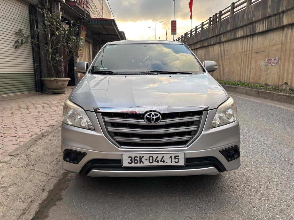 Toyota Innova 2015 E - 6886 km