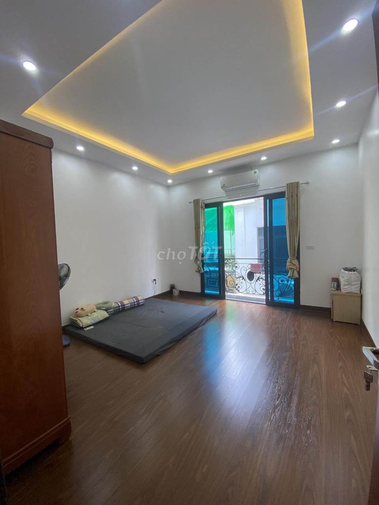 Cho thuê nhà 5 tầng đẹp Lĩnh Nam, Hoàng Mai, 3 ngủ khép kín