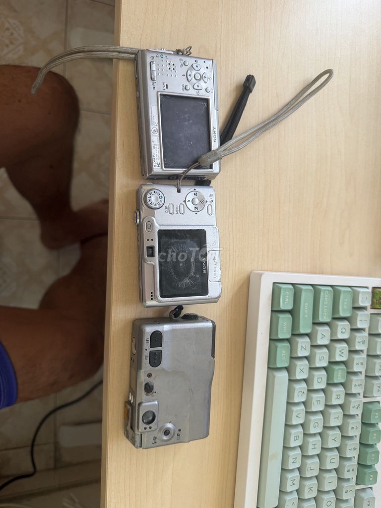 Máy ảnh Sony, canon đời xưa trưng bày hoặc sưu tầm. Mua bán Máy ảnh, Máy quay tại Thành phố Thủ Đức Tp Hồ Chí Minh được đăng bởi Vnguyen hình 1