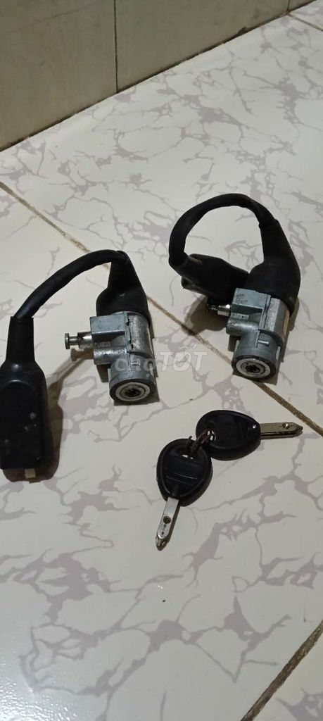 Cần thanh lý đèn trợ sáng và khóa xe. Mua bán Phụ tùng xe tại Thị xã Bình Minh Vĩnh Long được đăng bởi Minh hình 1