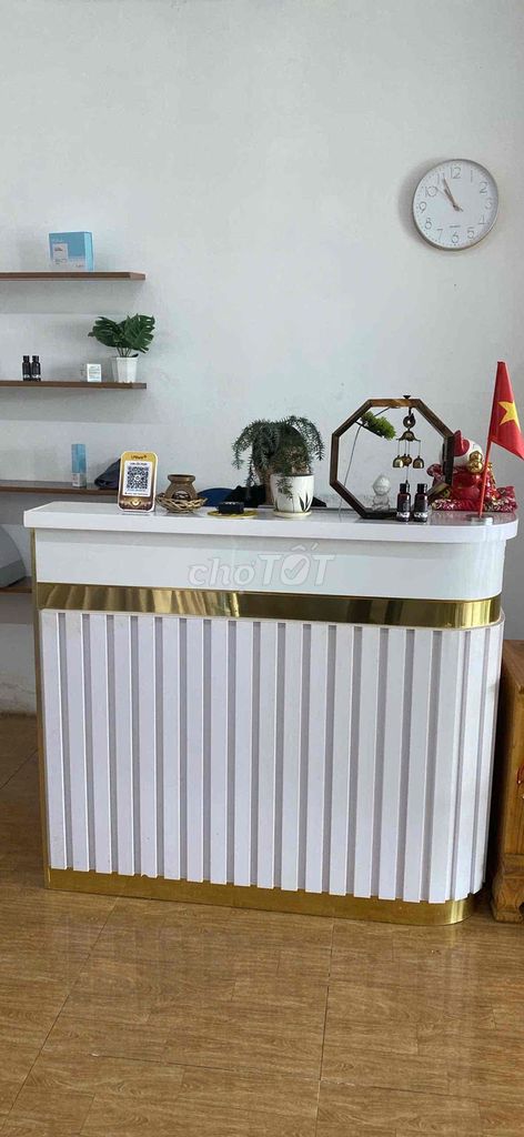 Quầy lễ tân gỗ hiện đại Mới 95%. Mua bán Tủ, kệ gia đình tại Quận Bình Thuỷ Cần Thơ được đăng bởi Thuê Xe hình 1