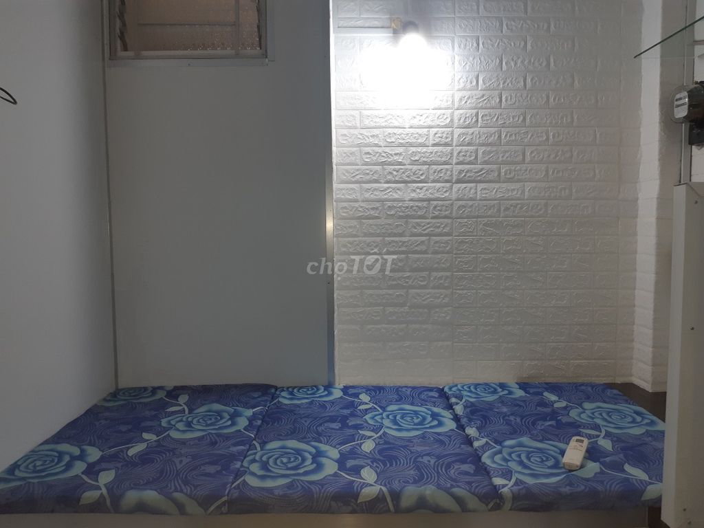 Cho nữ thuê phòng toilet riêng, trung tâm, DT 12m2.