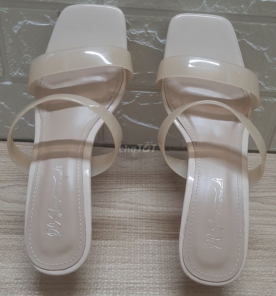 Đôi Guốc Quai Ngang Hở Ngón; Size 37-38; Gót 7cm.