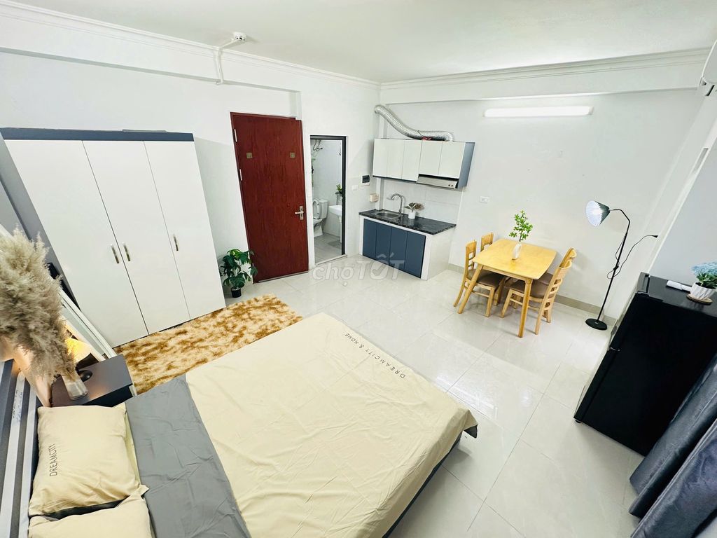 STUDIO BAN CÔNG CỬA SỔ MỚI SIÊU RỘNG NGAY NGÃ TƯ MAI DỊCH 