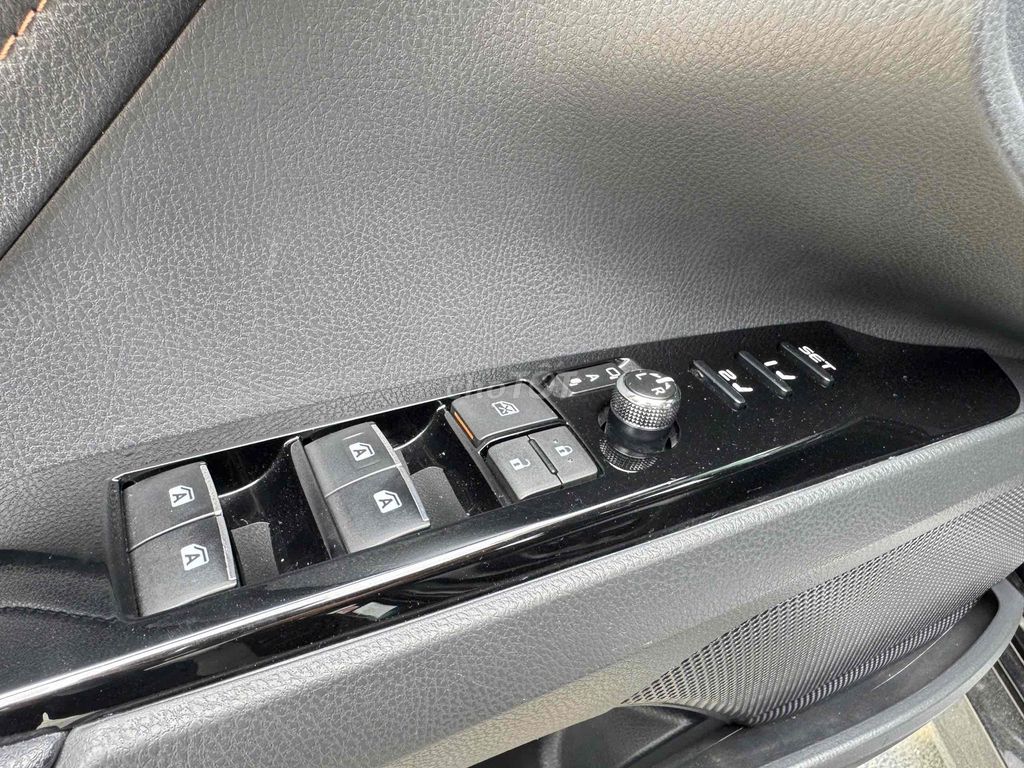 Camry 2.5Q 2020 cực chất - BH chính hãng. Mua bán Ô tô tại Quận Nam Từ Liêm Hà Nội được đăng bởi Đại lý Toyota Mỹ Đình hình 11