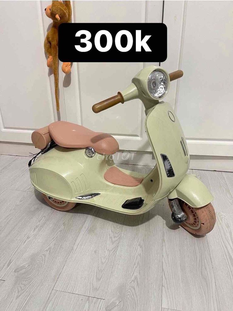 Xe điện Vespa cho bé. Mua bán Mẹ và bé tại Quận Bình Thạnh Tp Hồ Chí Minh được đăng bởi Khanh hình 1