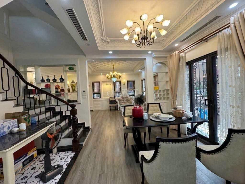 Угловой дом в центре Лонгбьен, сосед Vinhomes