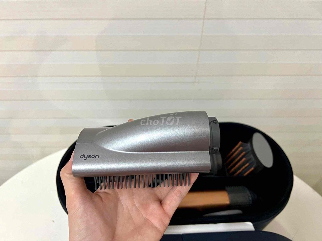 Máy tạo kiểu tóc Dyson Airwrap Xám. Mua bán Phụ kiện thời trang khác tại Huyện Phong Điền Cần Thơ được đăng bởi Nguyễn Trâm hình 1
