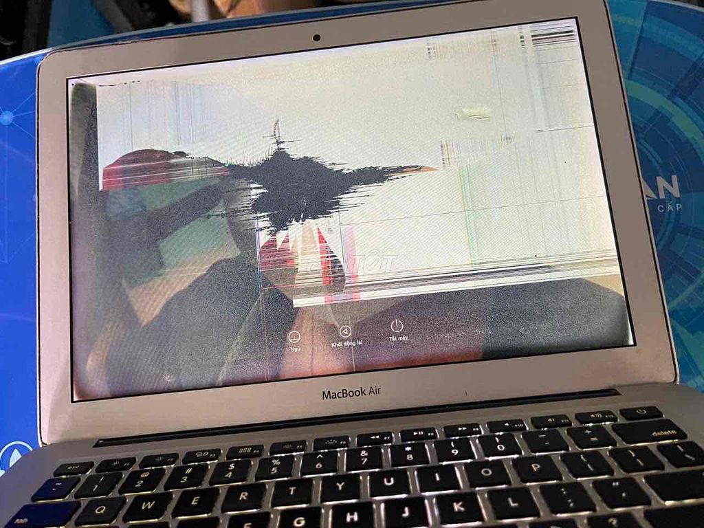 Apple MacBook Air Bạc Hỏng màn hình. Mua bán Laptop tại Thị xã Bến Cát Bình Dương được đăng bởi ĐIỆN TỬ HÀNG THANH LÝ hình 1