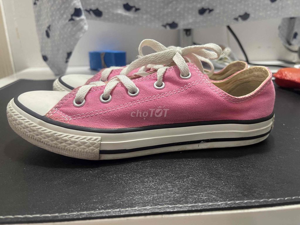 Giày bé Converse màu hồng size 33 chân 21-21.5cm