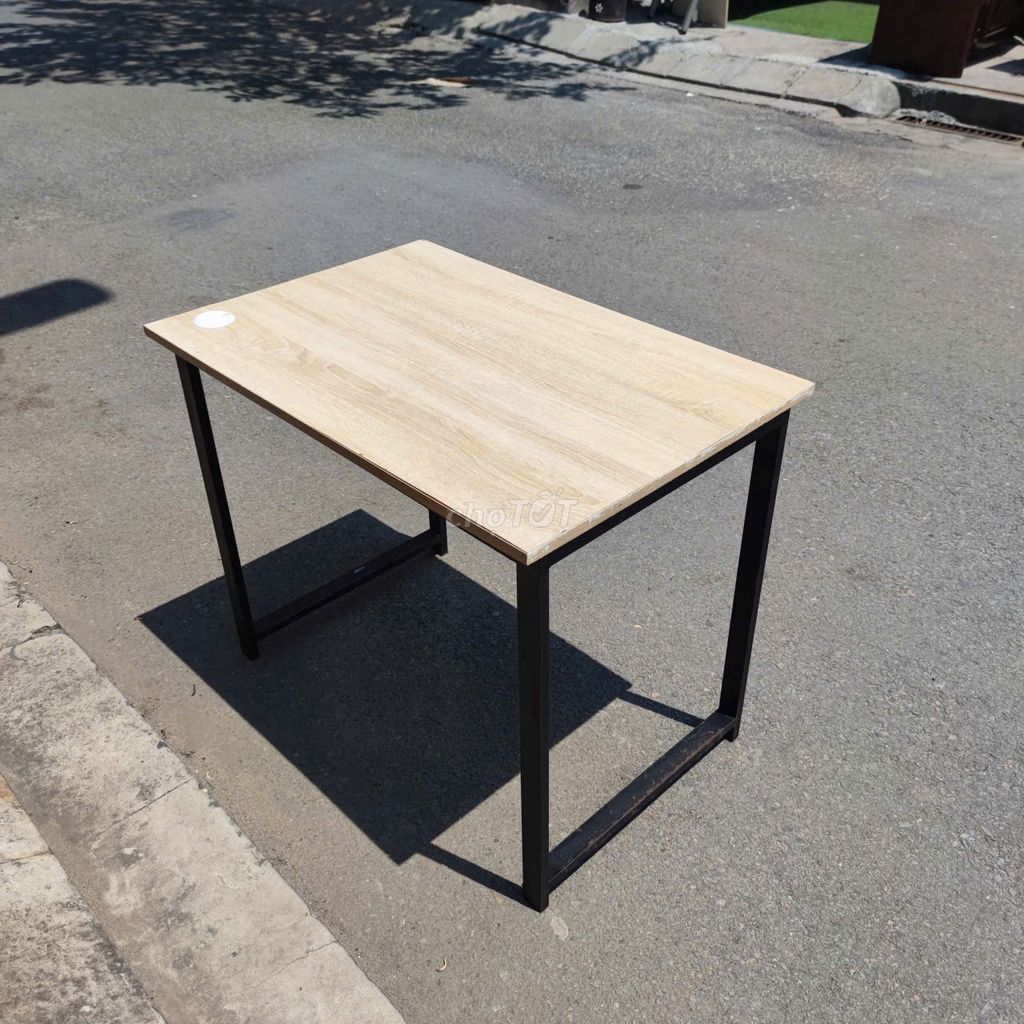 Bàn làm việc gỗ kim loại 90x60cm, bàn chân sắt cũ. Mua bán Đồ dùng văn phòng tại Quận Bình Thạnh Tp Hồ Chí Minh được đăng bởi Kho Nội thất Cũ Mới Phú Nhàn hình 1