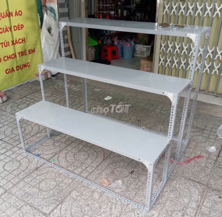 Kệ sắt V lỗ bậc thang 3 mâm (120x30). Cao 1m. Mua bán Tủ, kệ gia đình tại Quận Bình Tân Tp Hồ Chí Minh được đăng bởi Kệ Thép V Lỗ Đa Năng hình 1