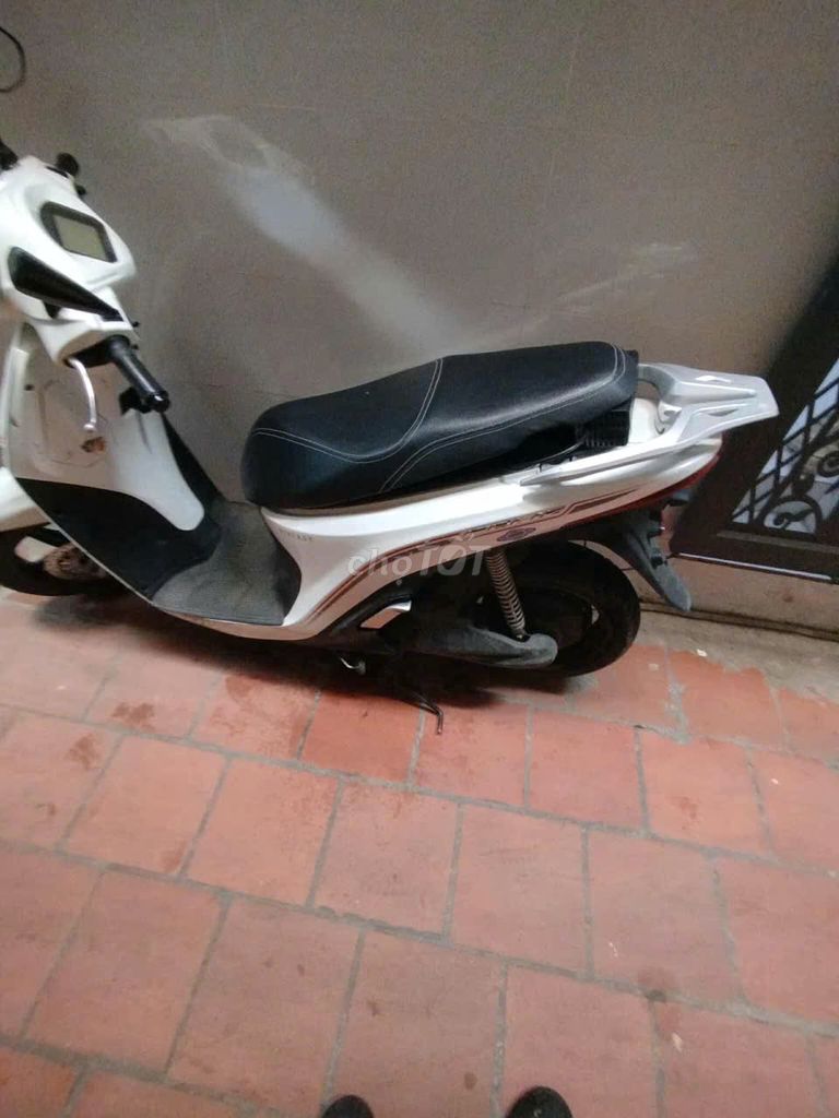 Xe máy điện VinFast Feliz 2021 màu trắng. Mua bán Xe điện tại Huyện Phú Xuyên Hà Nội được đăng bởi Mua bán xe máy điện Vinfast hình 3