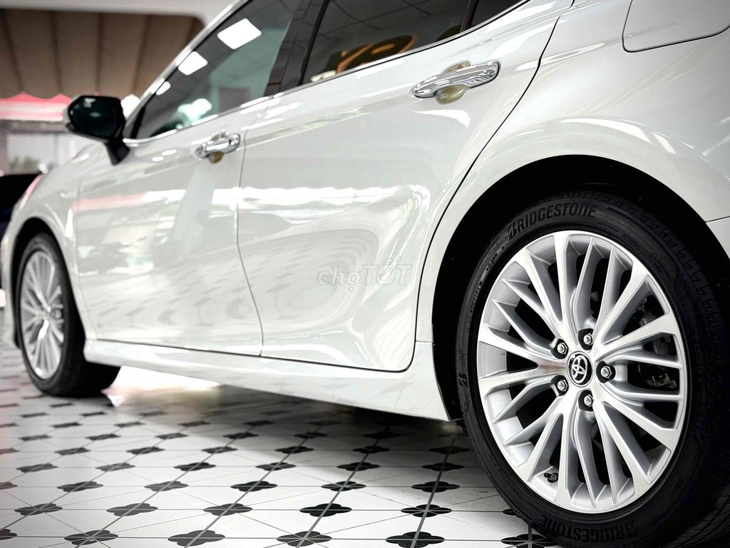 Toyota Camry 2.5Q 2021 Перламутрово-белый 13.000 км