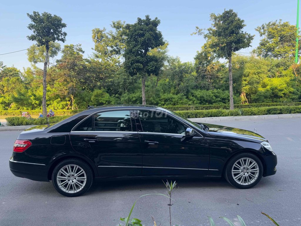 Mercedes Benz E Class 2011 E300 - 130000 km. Mua bán Ô tô tại Quận Long Biên Hà Nội được đăng bởi Hoàng Đạt hình 3