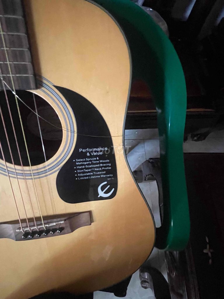 cần bán đàn guitar